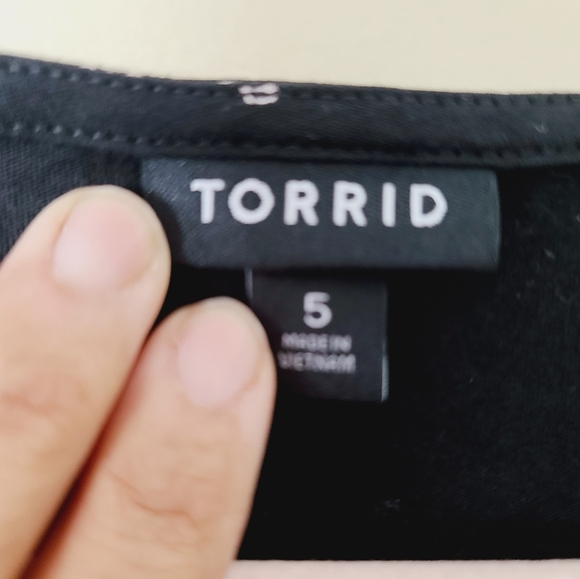 Torrid Black and White Flutter Sleeve Blouse with Tie Front Size 5 - Picture 3 of 4